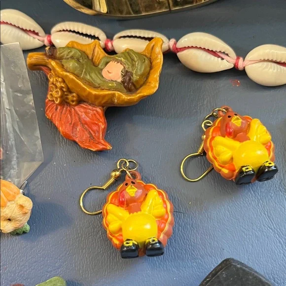 All wearable vintage to now jewelry lot, 0228A - Picture 11 of 15